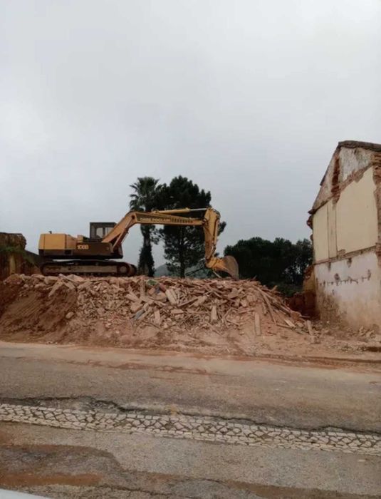 Serviços de giratória e retroescavadoura