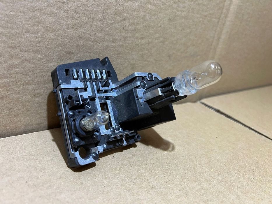 AUDI A6 C6 LIFT WKŁAD LAMPY LEWY TYŁ LEWA TYLNA W KLAPE 89037090