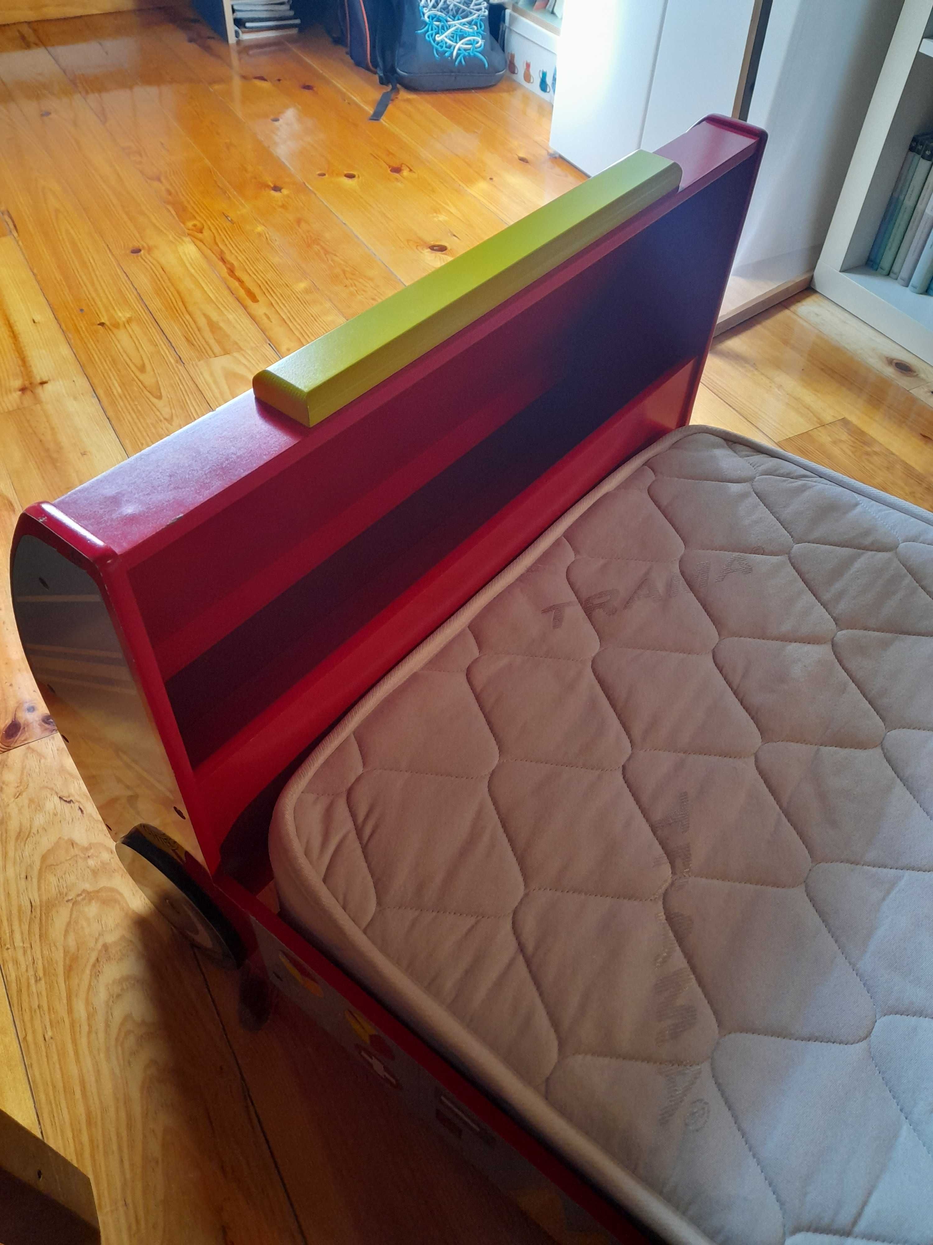 Cama infantil em forma de camião dos bombeiros + colchão