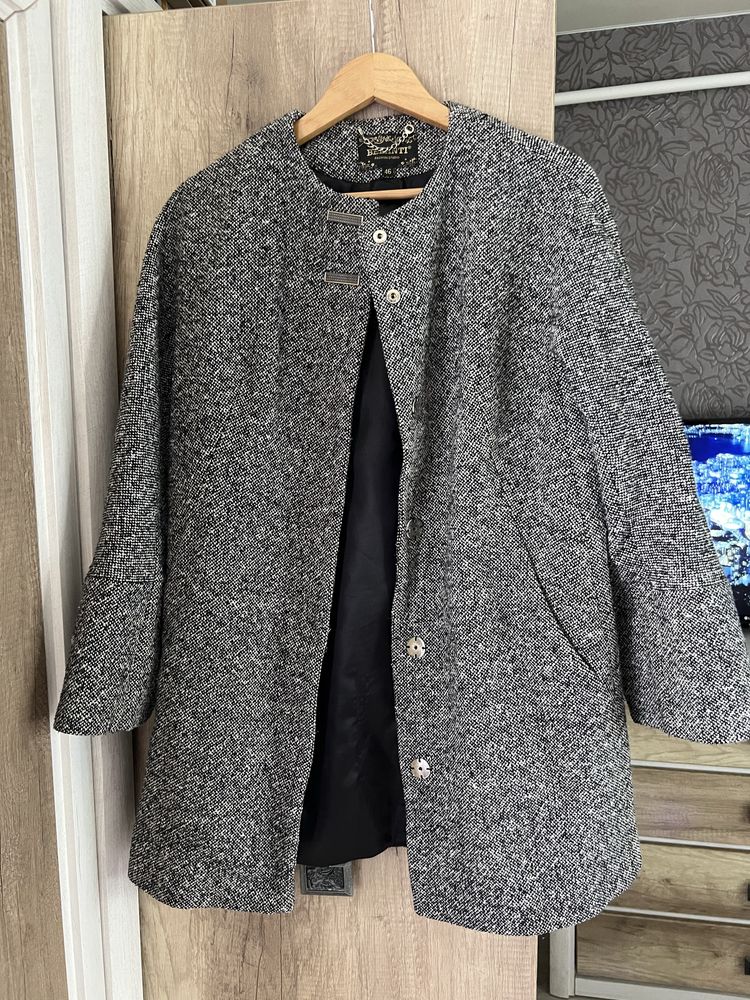 Пальто сірого кольору Осінь -Зима