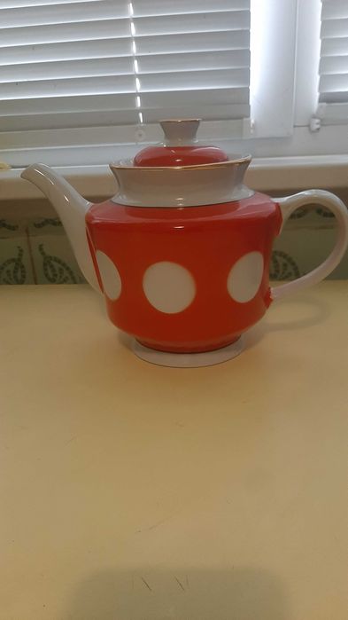 Продам фарфоровый заварной чайник