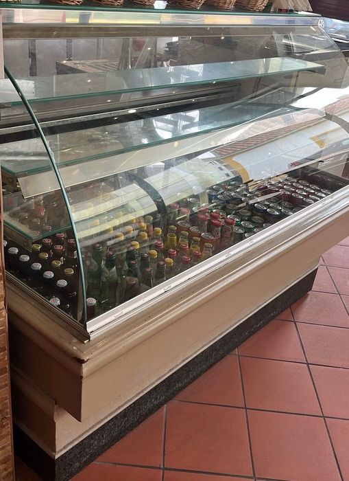 Vendo vitrine fria, motor não está 100%