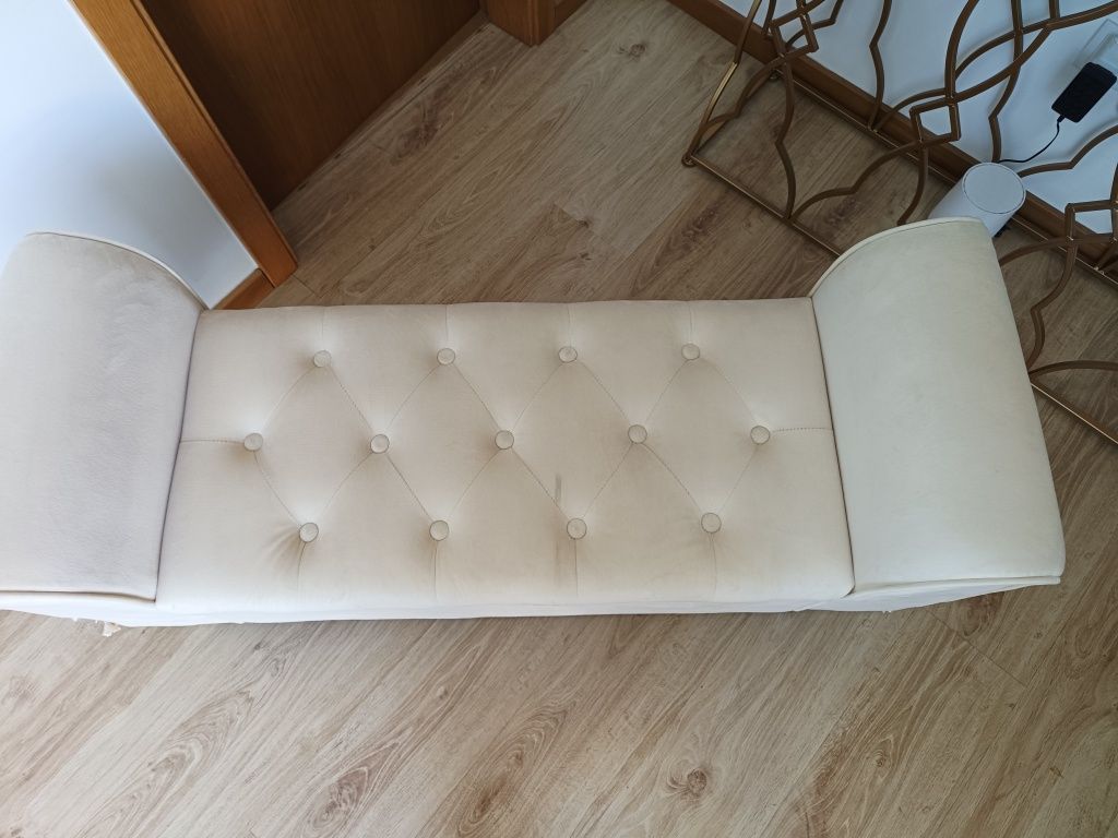 Banqueta Beje, tecido  veludo com arrumação