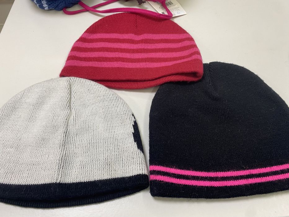 Отдам бесплатно шапки на девочку
