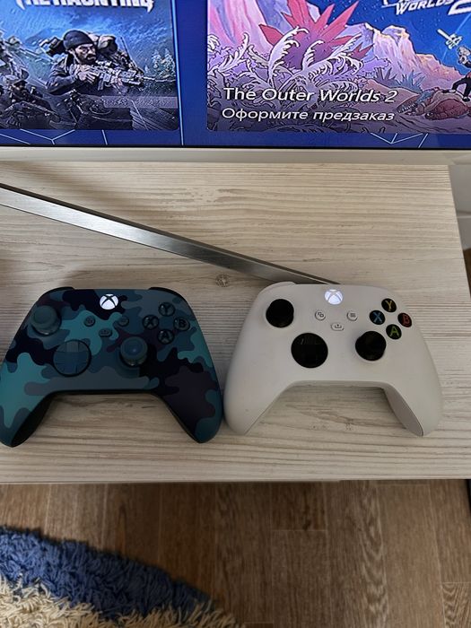 Продам Xbox series s з 2 джойстиками та зарядною станцією