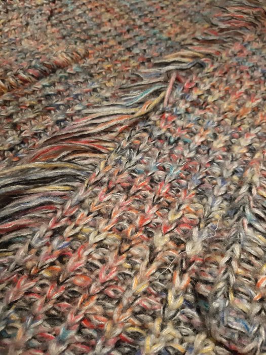 Długi kolorowy sweter oversize frędzle May design kolekcja boho kolory