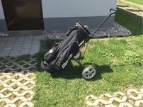 Wozek do kiji golfowych z torbą