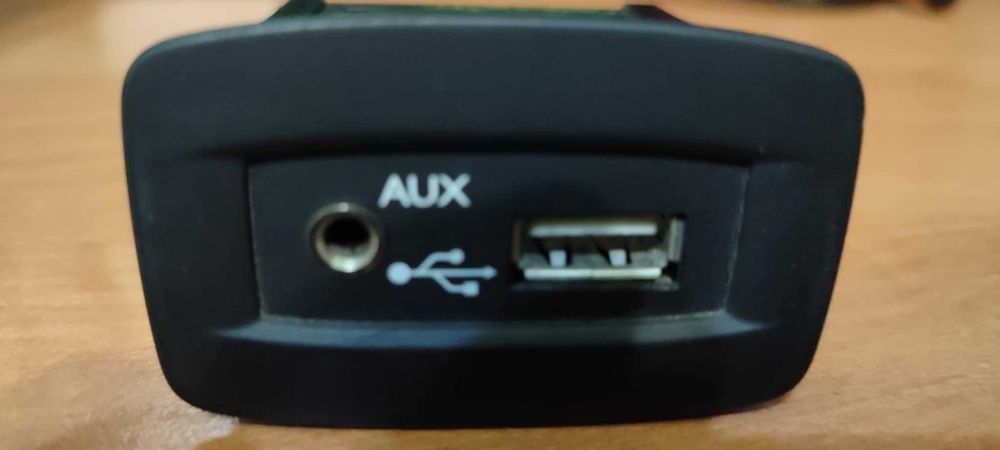 Renault  Scenic 3 гнездо выход aux usb оригинал сценик 3 аукс