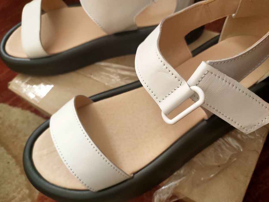 Босоніжки шкіряні нові