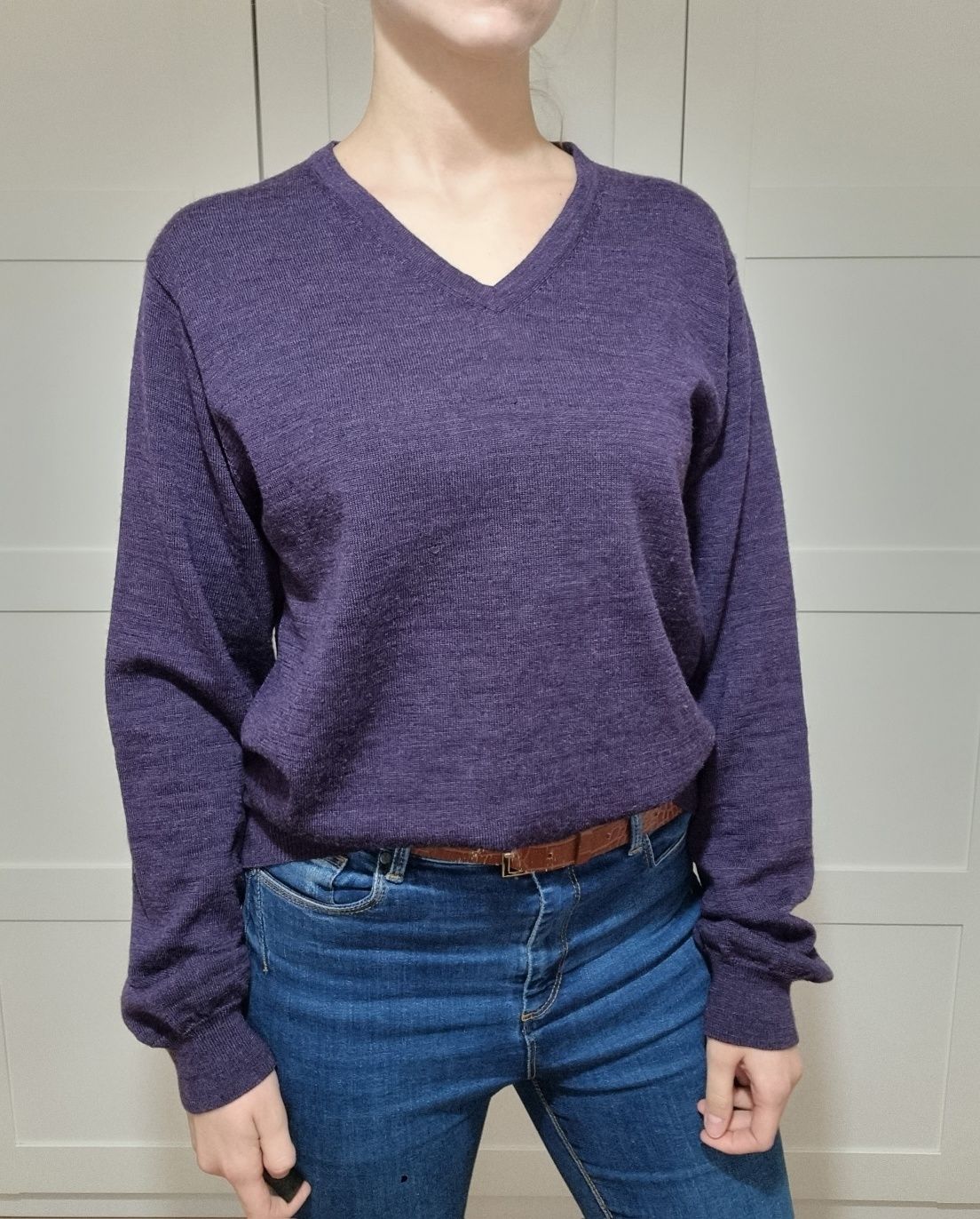 Fioletowy wełniany sweter w serek 100% wełna merino pure wool merynos