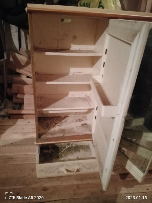 Шкафчик навесной у ванную .