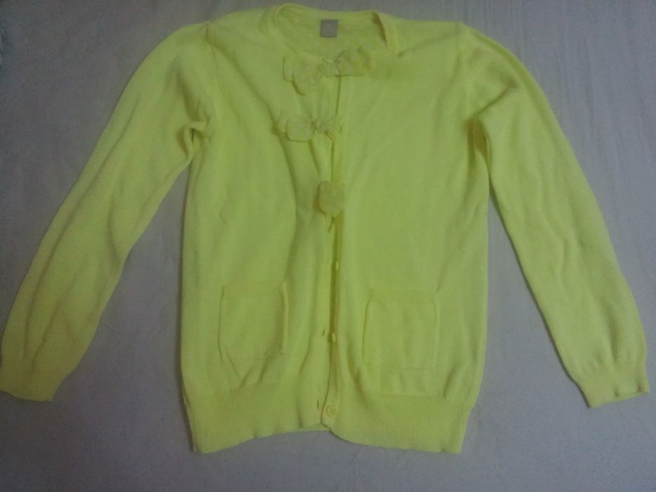 Желтый нарядный кардиган на девочку 9-11 лет.