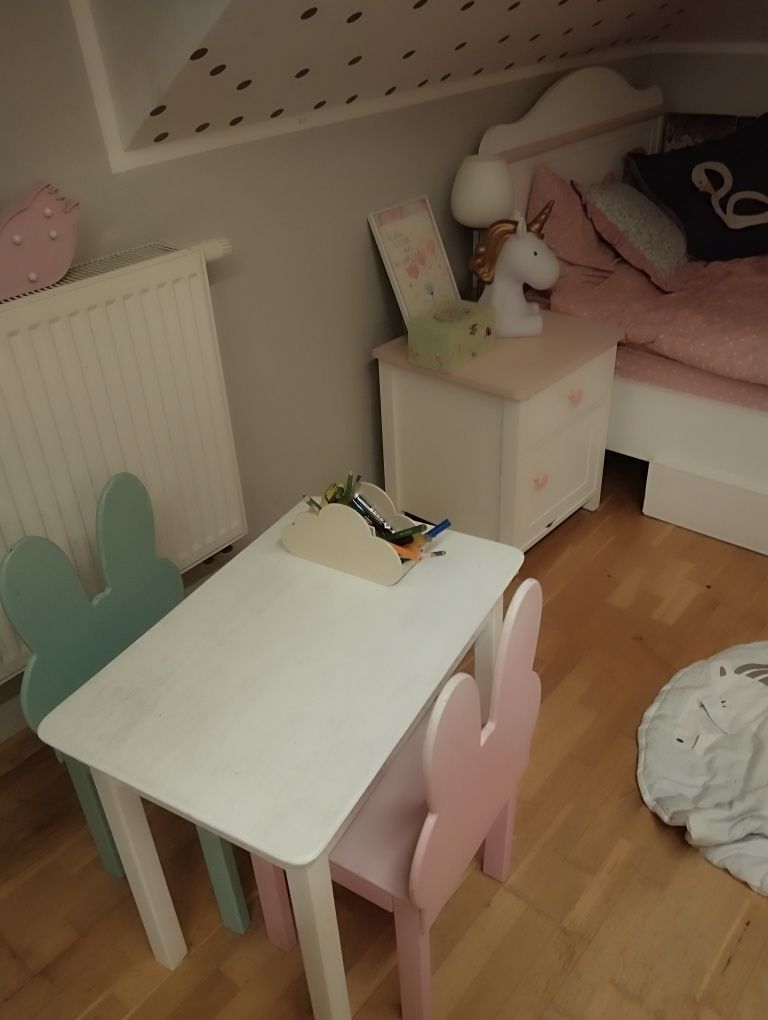 Stolik i dwa krzesełka króliki
