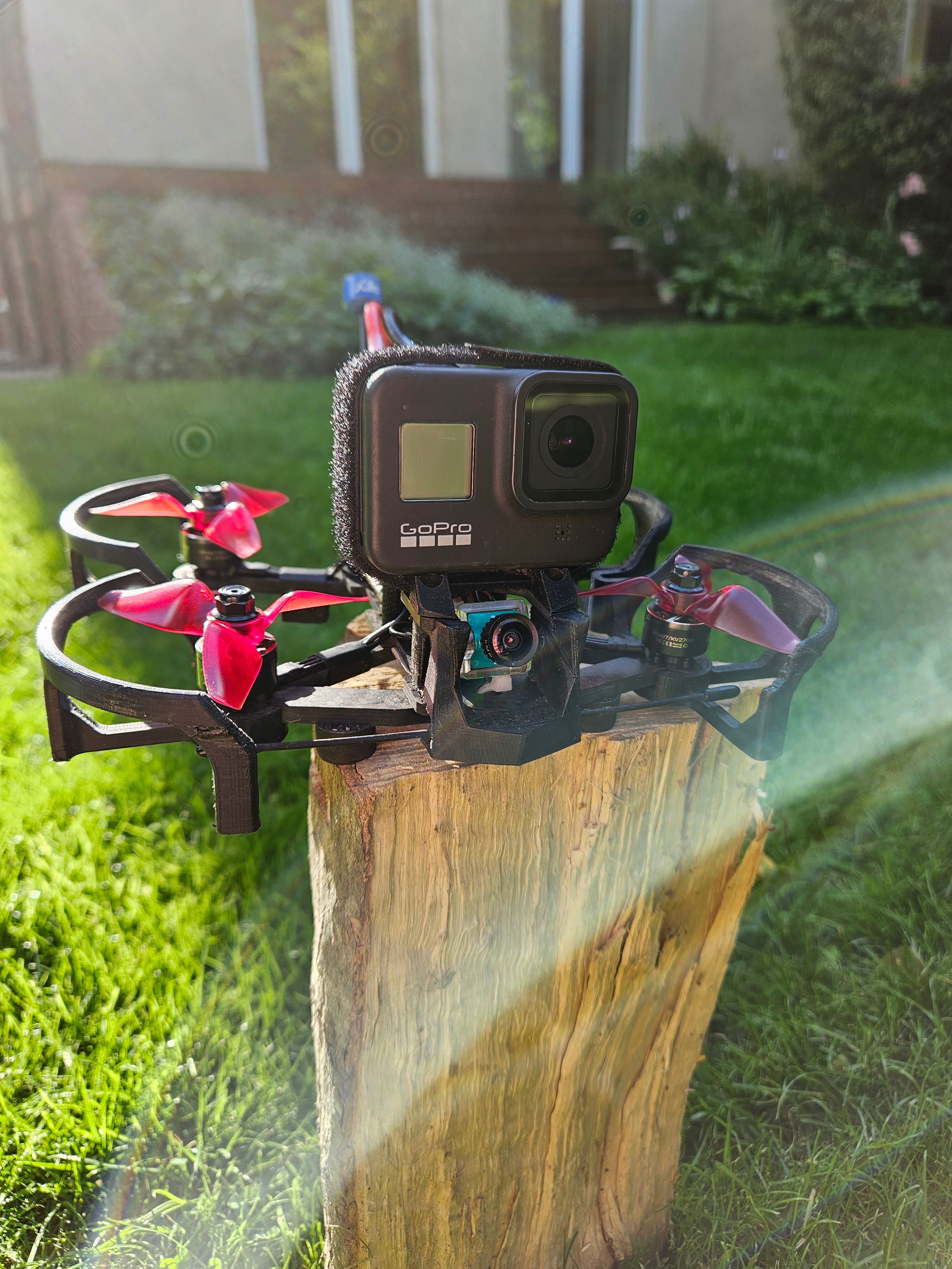 Dron FPV Cinewhoop na ramie Ethix Cinerat i topowych częściach.