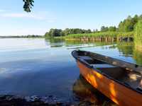 Domek nad jeziorem własna linia brzegowa pomost rower wodny kajak.