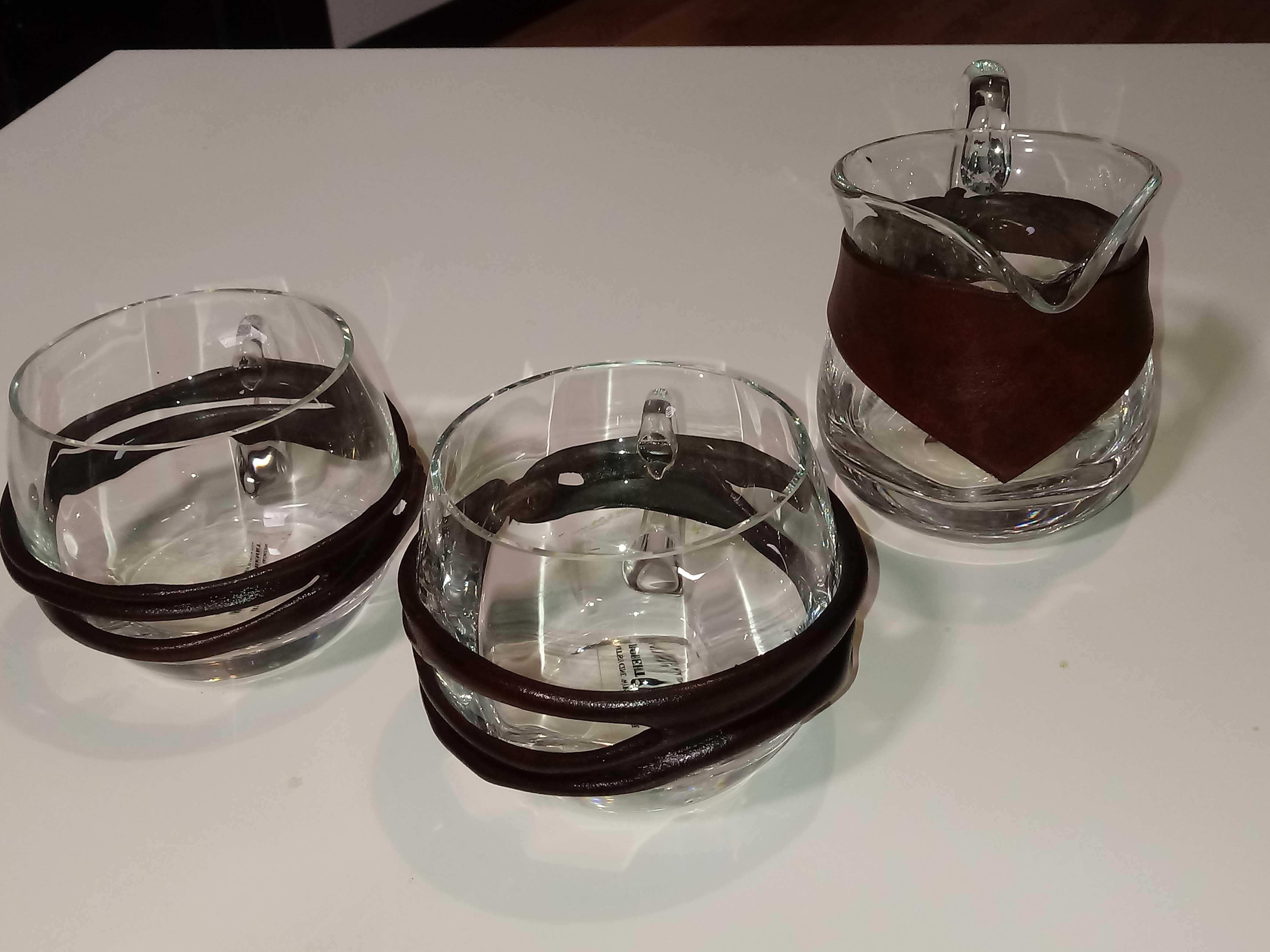 Filiżanki szkło w skórze komplet 3 szklanki wazoniki mlecznik