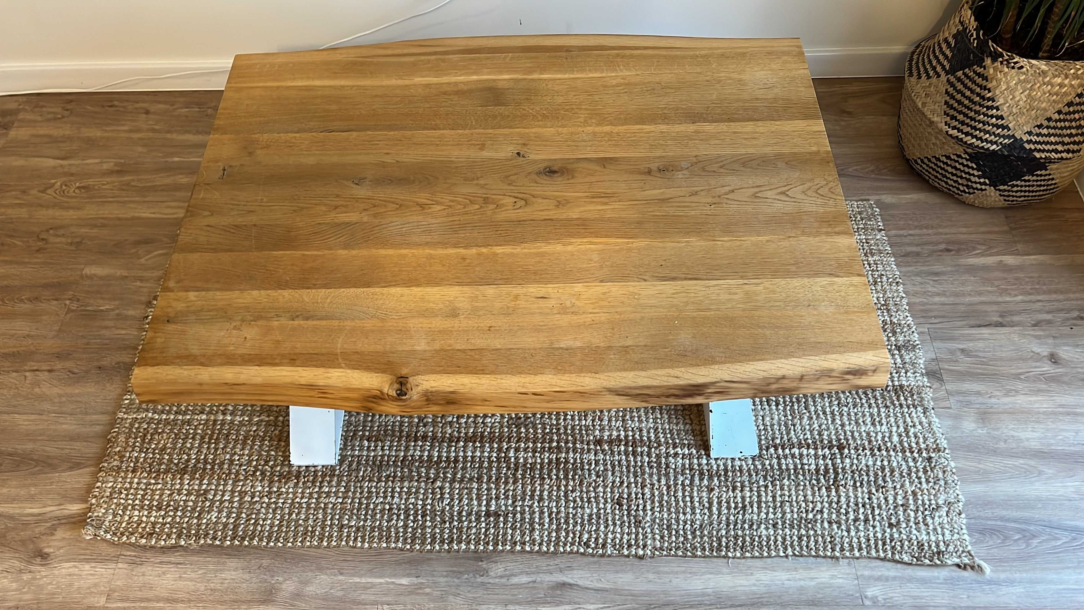 stoł kawowy - Prawdziwe drewno z białymi metalowymi nogami