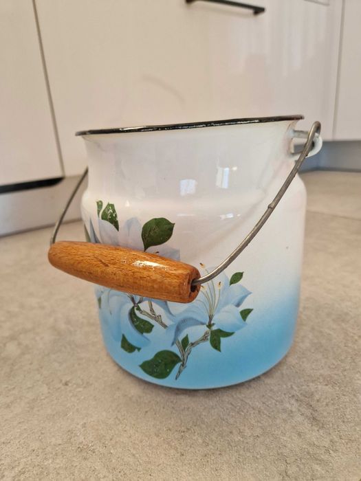 Konewka biała z pokrywką