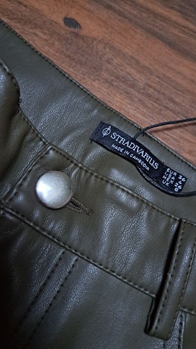 Nowe spodnie z ekoskóry z szerokimi nogawkami Stradivarius r.36 khaki