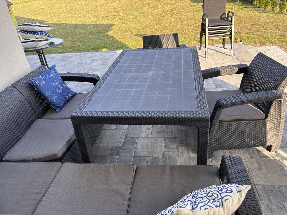 Meble ogrodowe z duzym stołem