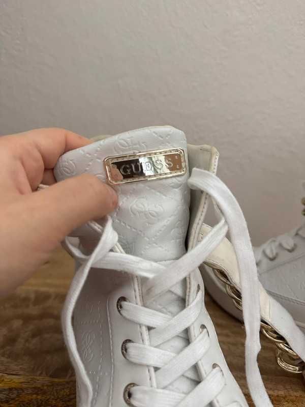 Białe sneakersy na koturnie z łańcuchem Guess 37