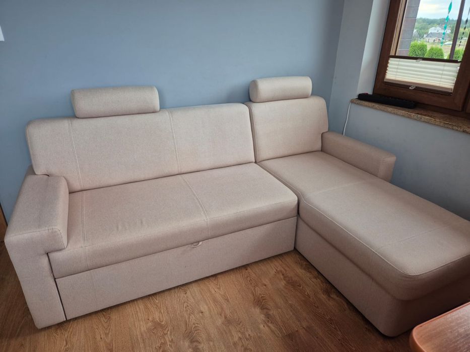 Narożnik kremowy z funkcja spania