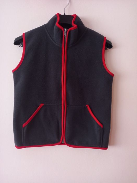 Kamizelka polarowa
•wymiary: długość 63cm,er.w ramionach 39cm,