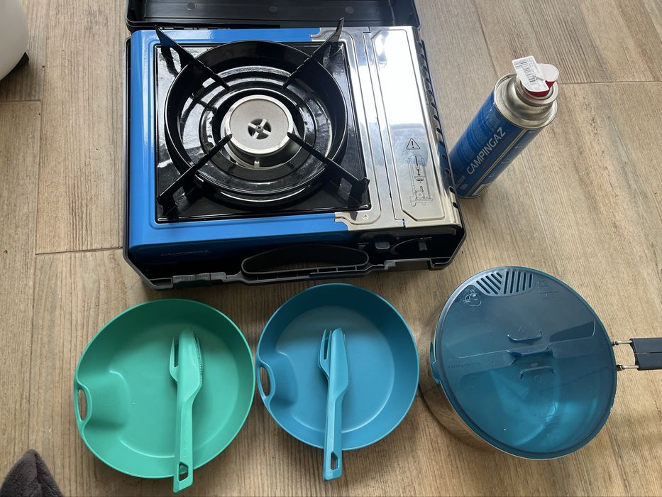 Conjunto fogareiro Campingaz e tacho com pratos e talheres