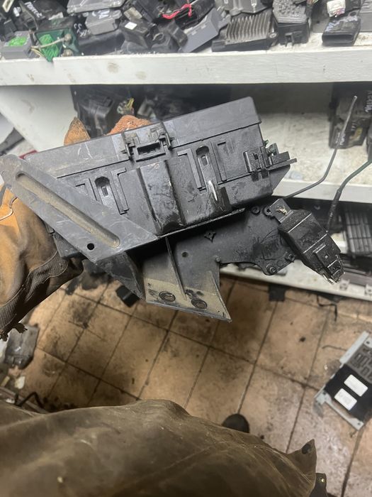 Джип чероки год 98 Корпус предохранителей в сборе под капотом