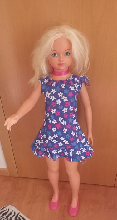 Boneca com 100cm de altura articulada