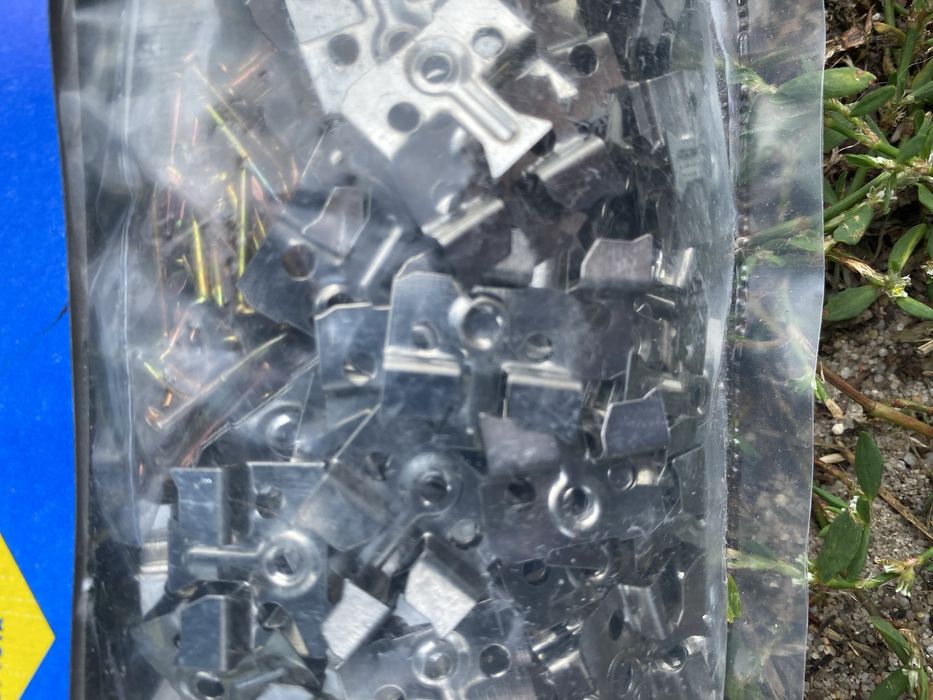 Klamry do boazerii - zestaw 600 szt. Nowe