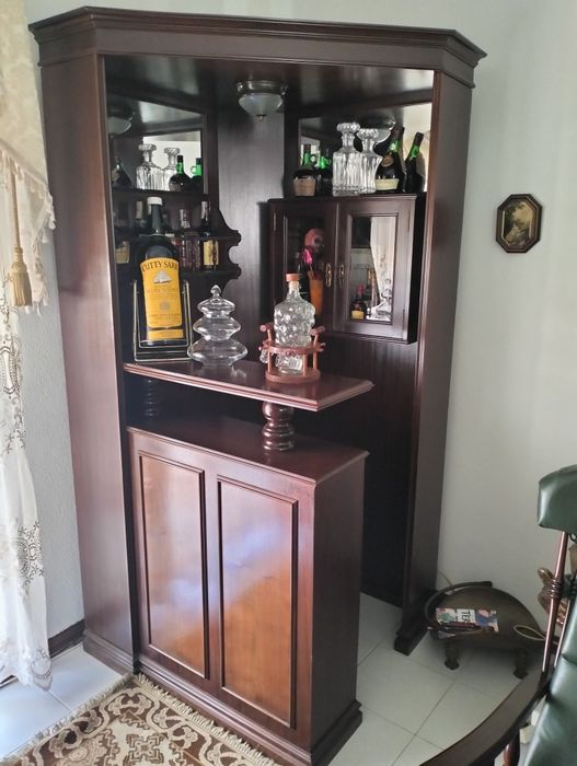 Bar de canto em mogno