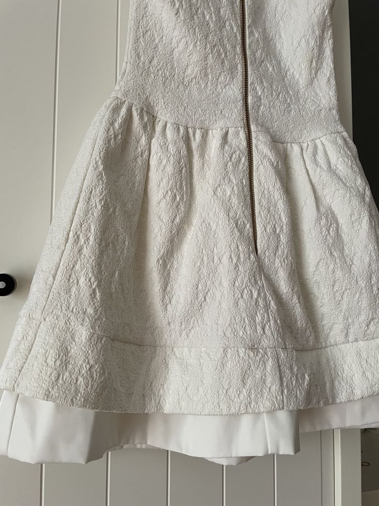 Biała sukienka kość słoniowa na szelkach elegancka imprezowa
