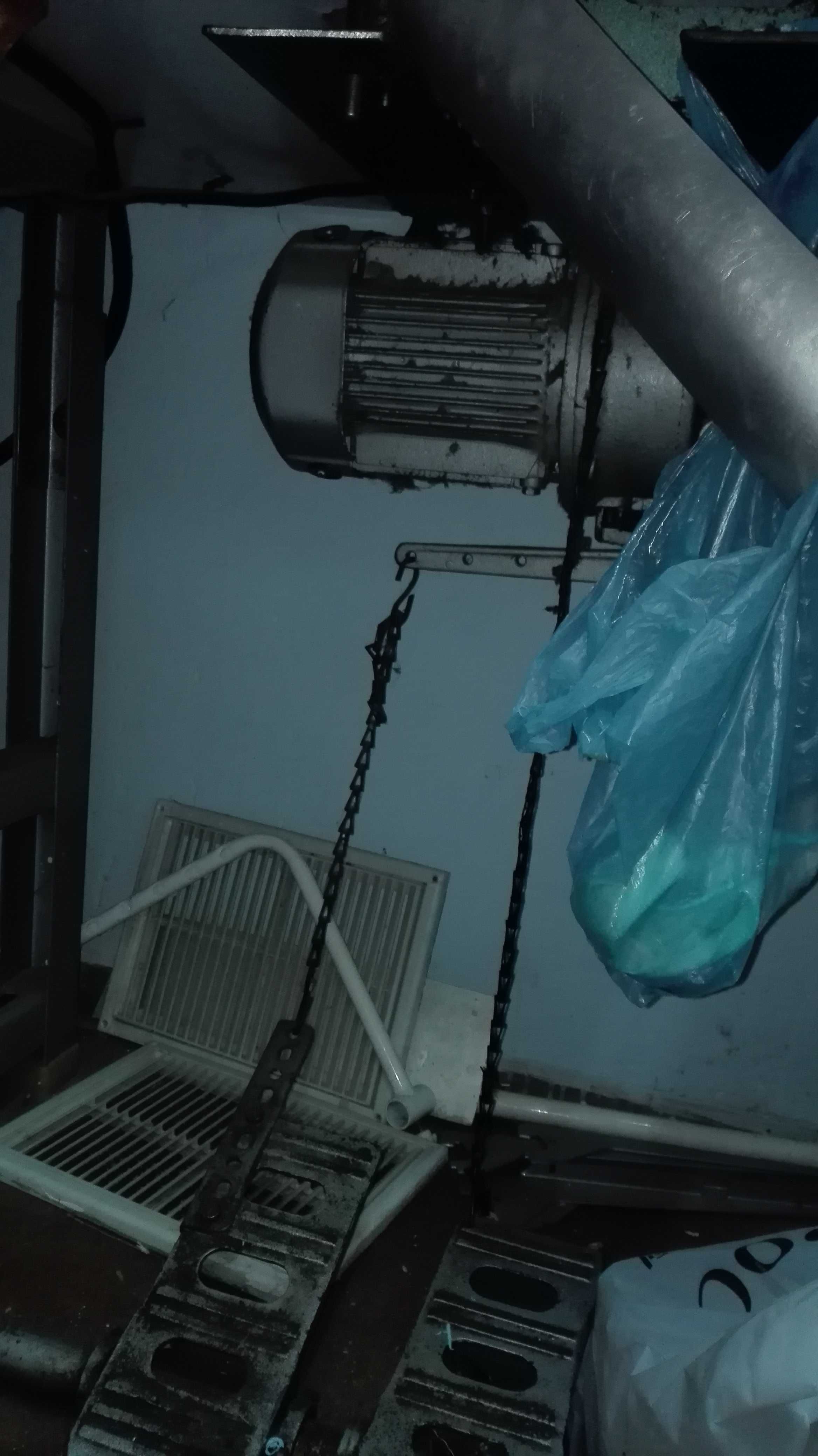 Maszyna do szycia Overlock przemysłowy 3-nitkowy 400V ze stołem