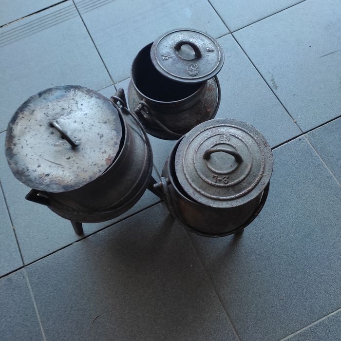 Panelas antigas em ferro