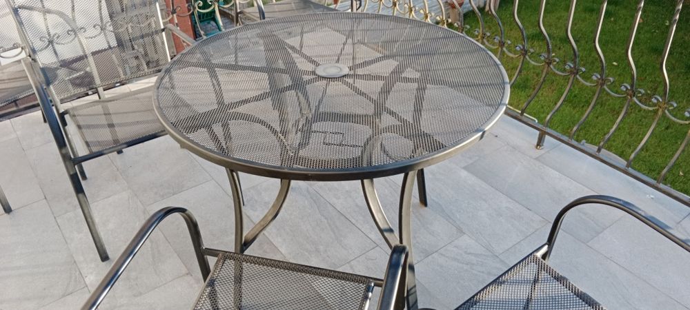 Krzesła ogrodowe i stół