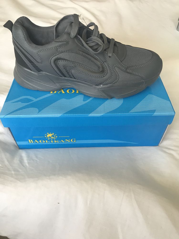 Sprzedam nowe buty sportowe