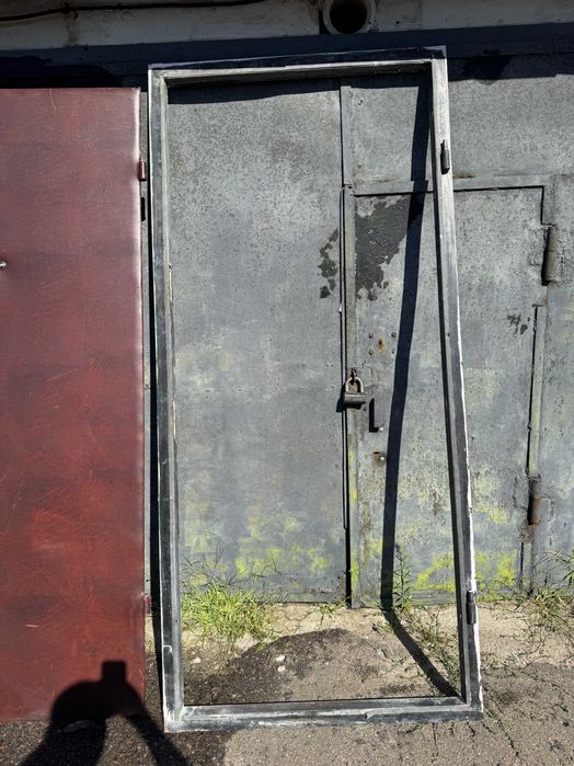 Вхідні двері металічні на два замки в гарному стані товстий метал