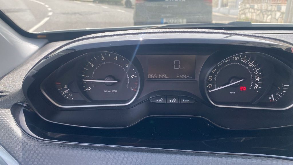 Carro Peugeot 2008