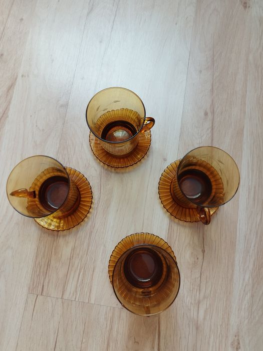 Zestaw szklanek z talerzykami