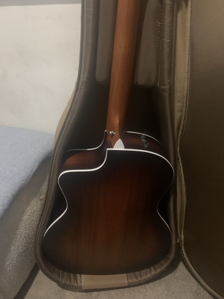 taylor guitar whit hard case
