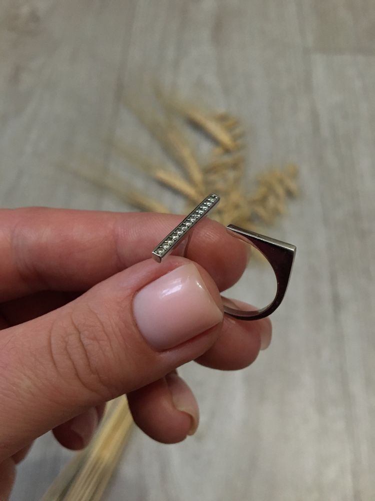 Серебряное кольцо с цирконами ONE SIZE 925 пробы