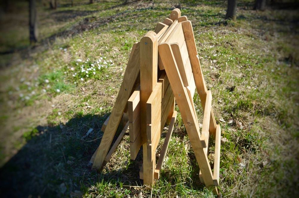 Деревʼяні лаковані ,розкладні столики та стільці. Для відпочинку ітд.