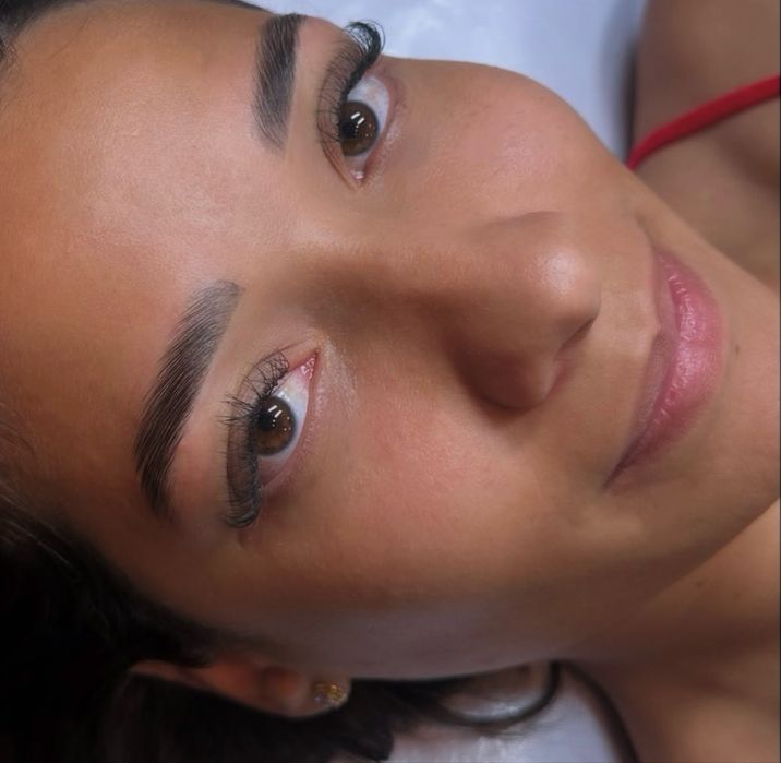 Serviços de Maquilhagem, Sobrancelhas e Unhas de Verniz Gel – Amadora