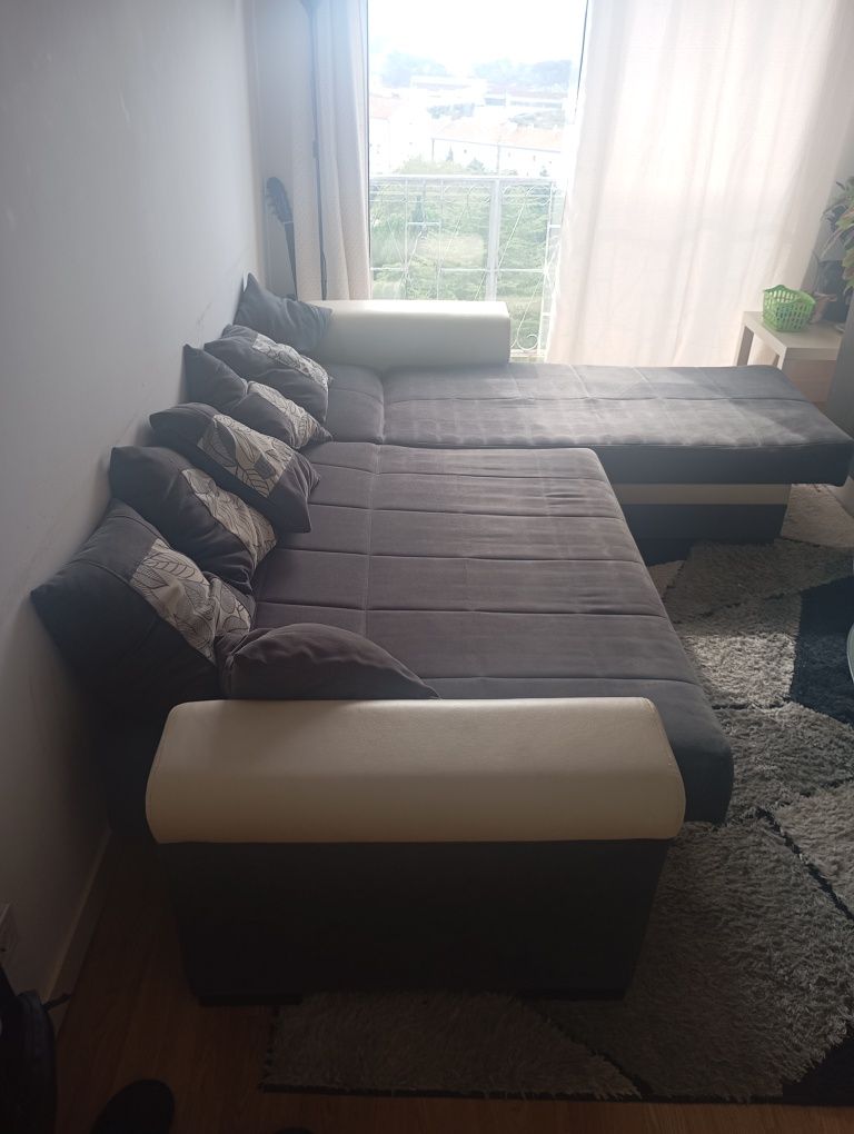 Sofá-cama, com chaise longue e arrumação
