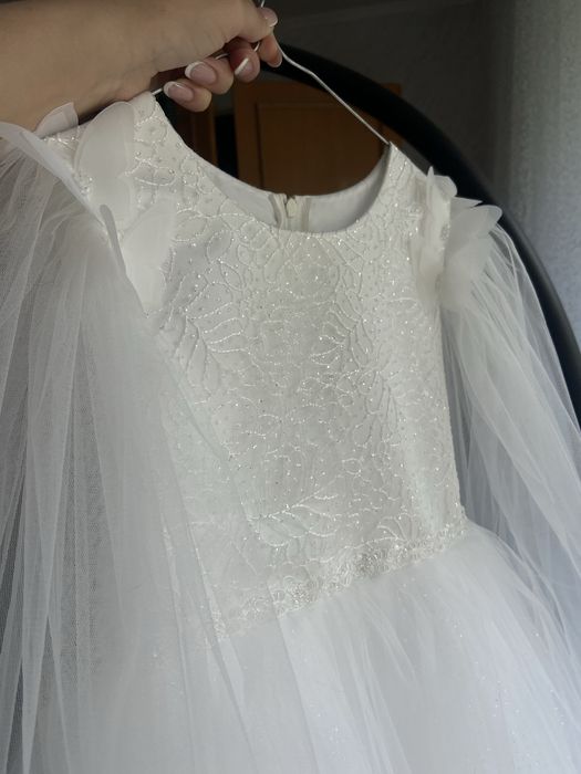 Біле плаття, для дівчинки 7-8рочків.