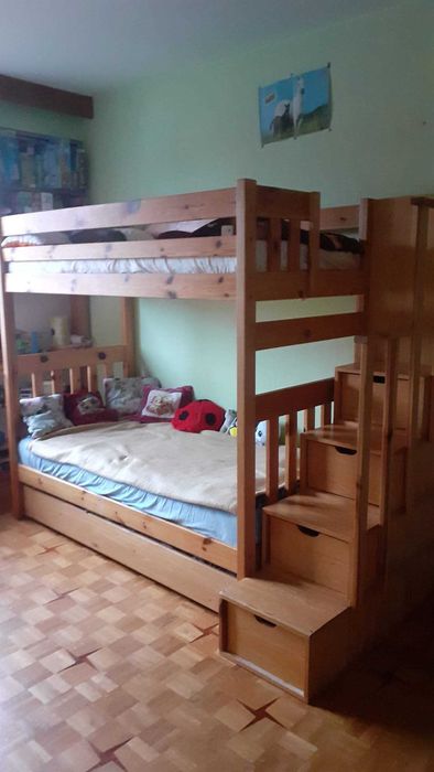 Łóżko piętrowe że schodkami