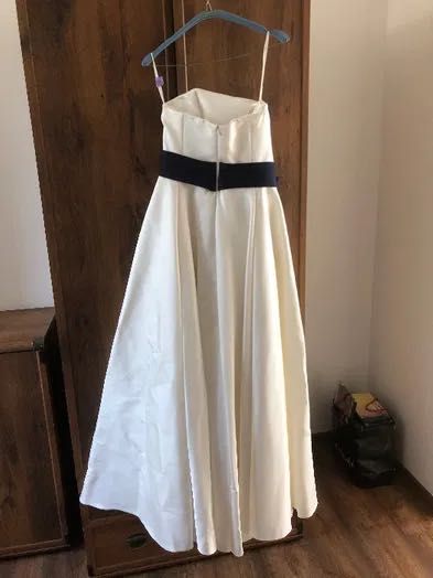 Suknia ślubna ecru z kieszeniami i granatowym pasem - luźne biodra