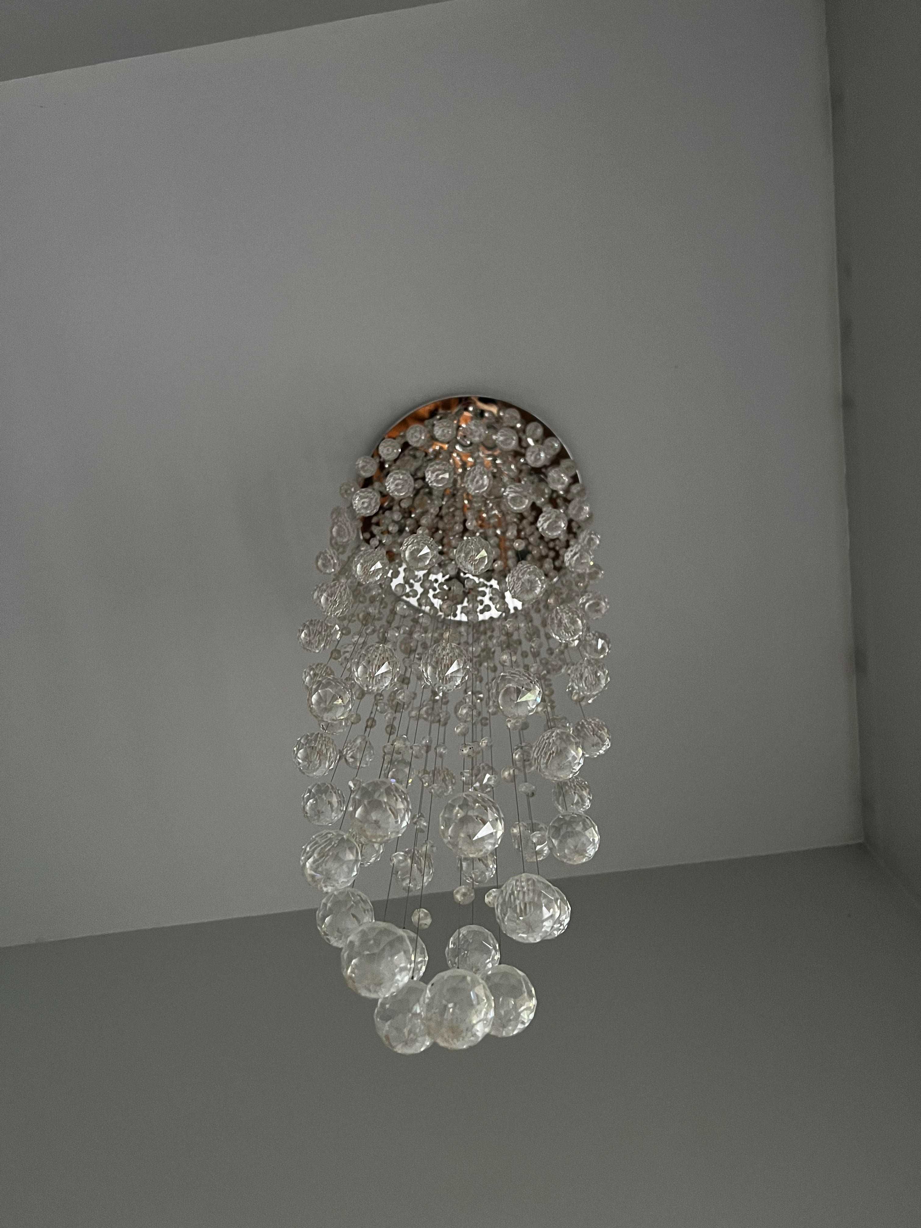 Używana lampa kryształowa wisząca nad schody Ewelo