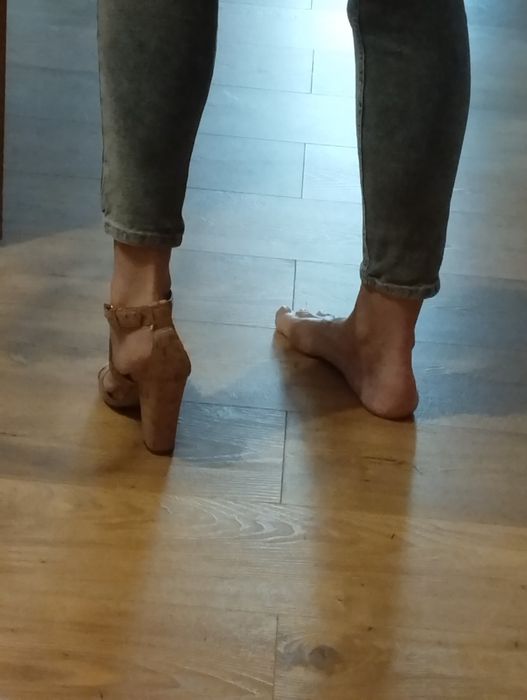 Sandały na obcasie Aldo, rozmiar 41, beżowe korek